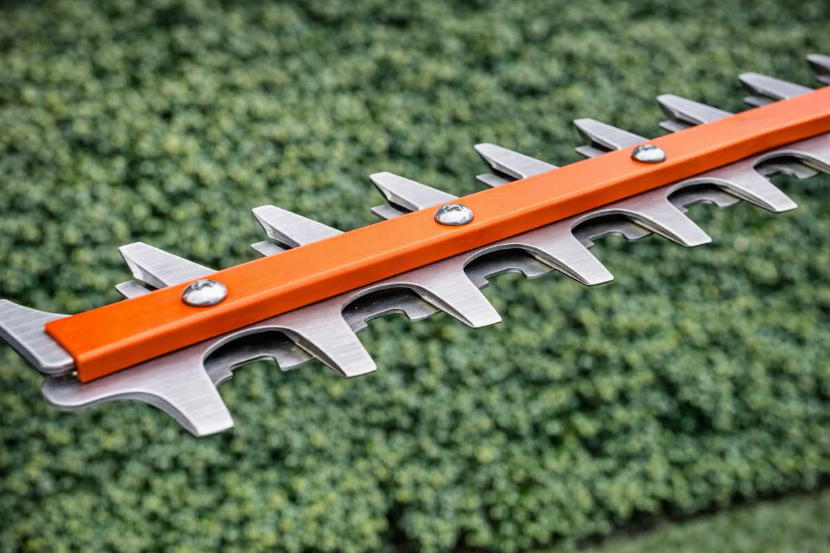 close up of hedge trimmer blades showing tooth spacing and cutting edges